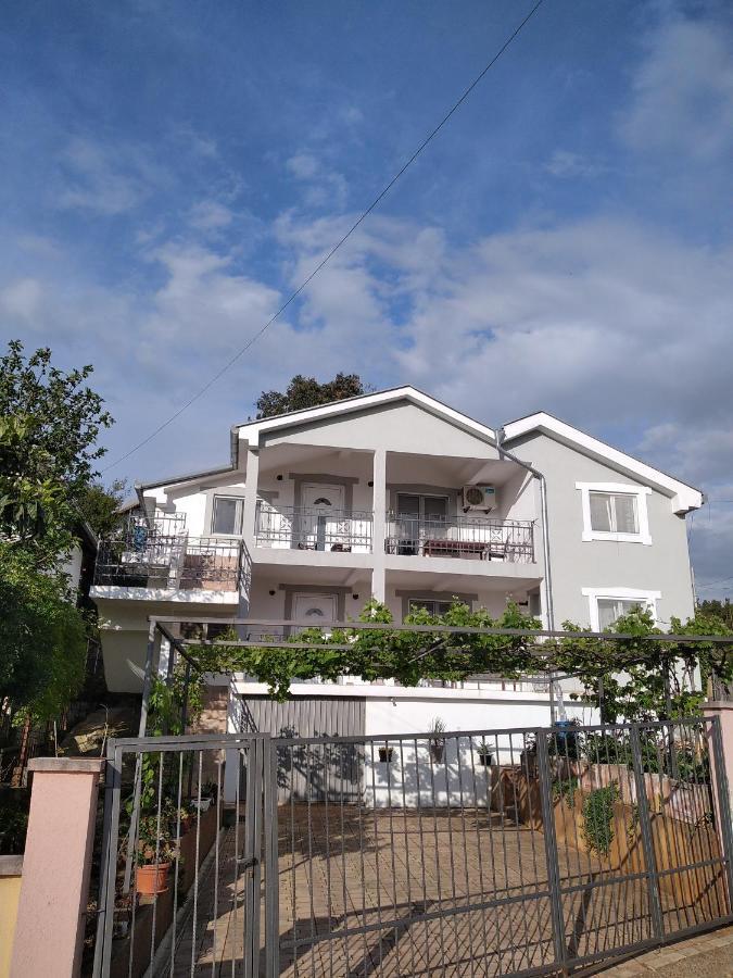 Aparttoni Dobra Voda Luaran gambar