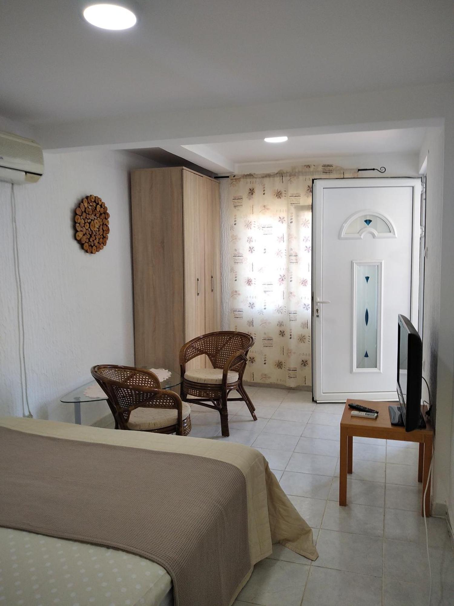 Aparttoni Dobra Voda Luaran gambar